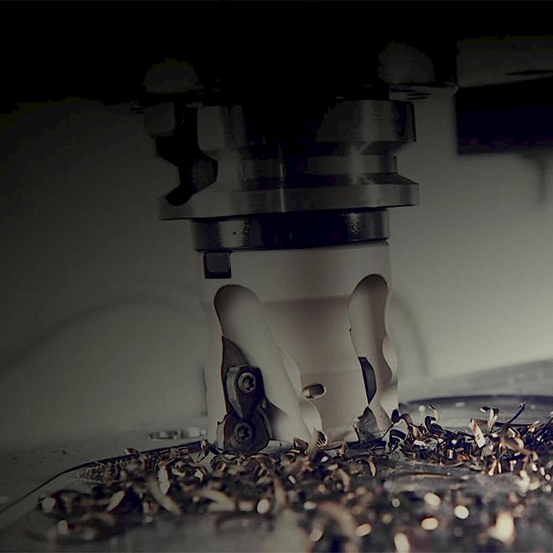 CNC dik işleme merkezi ile hassas metal üretimi